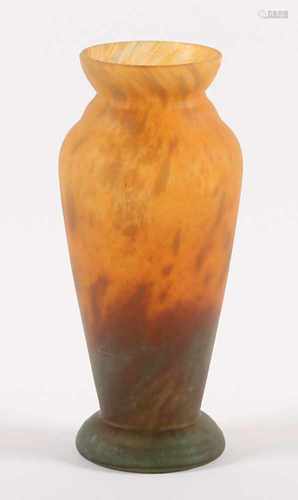 KLEINE VASE, farbloses, satiniertes Glas, grüne und orangefarbene Pulvereinschmelzungen, H 13, DAUM,