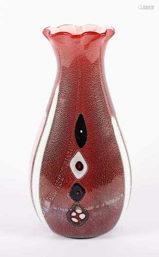 VASE, farbloses Glas, opakweiß hinterfangen, rot überfangen, polychrome Einschmelzungen und