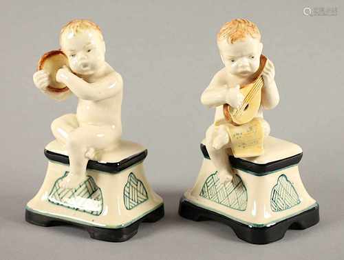 ZWEI MUSIZIERENDE PUTTI, Keramik, polychrome Craqueléglasur, H 14,5, Modellnr. 1115 und 1113,