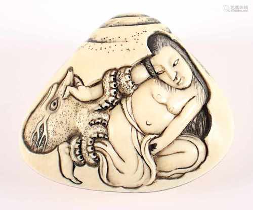 NETSUKE MUSCHEL MIT AMA UND OKTOPUS, Elfenbein, große geschlossene Muschel, schauseitig im