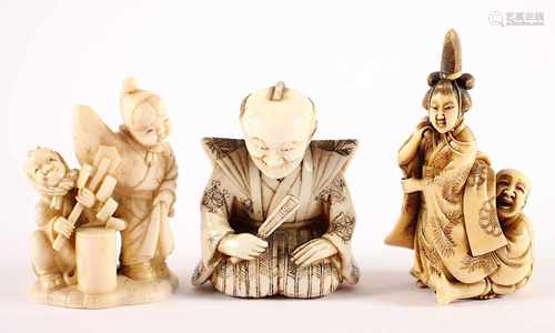 DREI NETSUKE, Elfenbein, verschiedene figürliche Darstellungen, der Kopf von Fukusuke beweglich, H