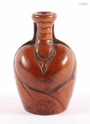 SHUNGA-NETSUKE, Buchsbaum, fein geschnitzt eine Sake-Flasche einseitig mit erotischem Relief, H 5,