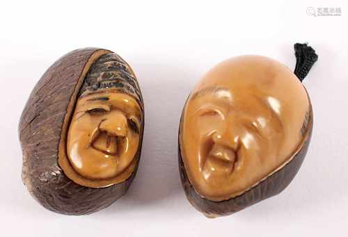 ZWEI NETSUKE MASKEN, Nuss, im Relief gefärbt geschnitzt, H 4,5, in Reserve sign., JAPAN, E.19.Jh.