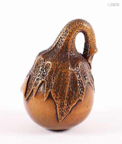 NETSUKE AUBERGINE, Buchsbaum, der Stiel ist gebogen und dient als Himotoshi, H 4,5, sign., JAPAN,