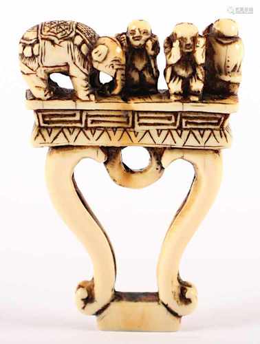 SIEGEL-NETSUKE, Elfenbein, auf einem hochbeinigen Tisch drei Karako und ein Elefant, H 6, JAPAN,