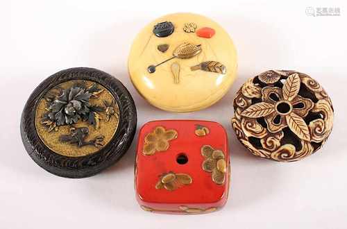 EIN HAKO-NETSUKE, ZWEI MANJU UND EIN KAGAMIBUTA, geschnitztes Manju mit Kranich aus Bein, Dm 4;