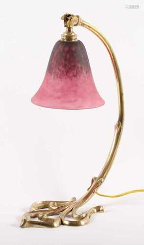 TISCHLAMPE, Bronzefuß, Schirm aus farblosem Glas, violette und purpurfarbene