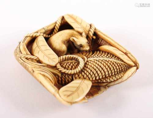 NETSUKE RATTE AUF EINER SCHIPPE, Elfenbein, Augen Horn, auf einer Schippe eine Ratte zwischen