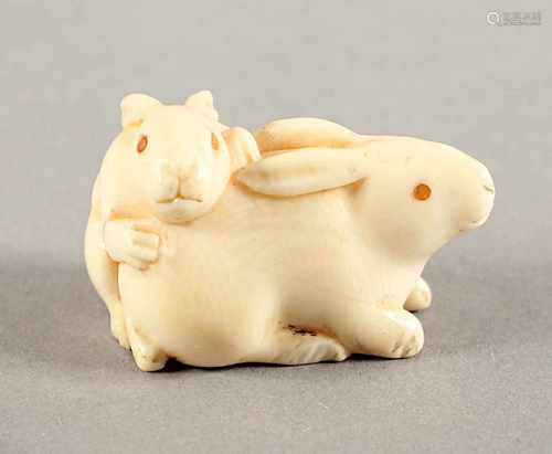 NETSUKE ZWEI HASEN, Elfenbein, Augen wohl Horn, fein geschnitzt zwei Hasen mit weißem Fell, L 3,5,