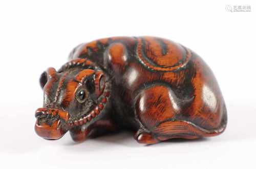 NETSUKE LIEGENDER OCHSE, Buchsbaum, Augen schwarzes Horn, das große Tier liegt mit angewinkelten