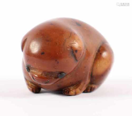 NETSUKE WELPE, Nuss, Augen schwarzes Horn, haptisch geschnitzter molliger Hund, L 4, rest., sign.,