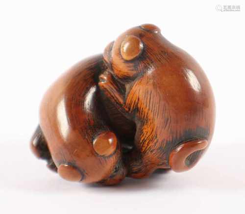 NETSUKE SPIELENDE WELPEN, Buchsbaum, Augen schwarzes Horn, ein Welpe zwickt in die Flanke eines