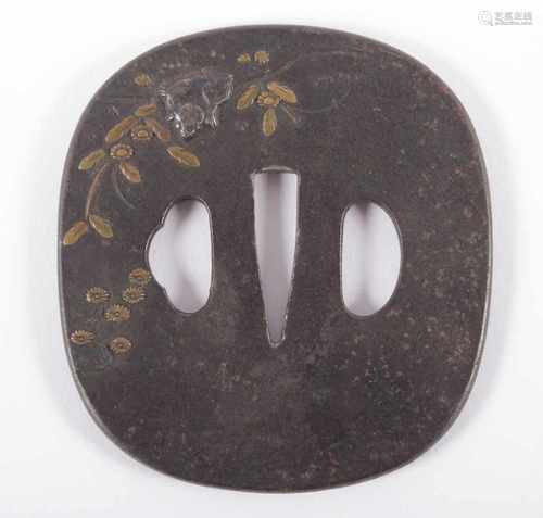 TSUBA, Eisen, abgerundet viereckig, im farbigem Relief Ratte unter Sträuchern, H 8, JAPAN, 19.Jh.