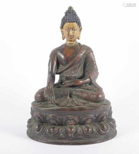 BUDDHA SHAKYAMUNI, stark kupferhaltige Bronze, Kultfarbe, H 18, Sockel geschlossen, TIBET