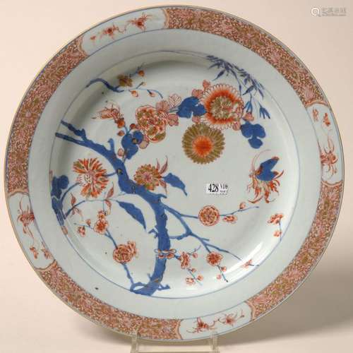 Un plat rond en porcelaine polychrome de Chine à d…