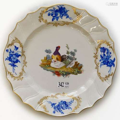 Assiette chantournée à côtes torses en porcelaine …