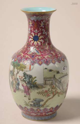 Vase en porcelaine polychrome de Chine à décor de …