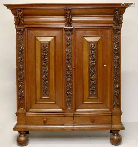 Grande armoire en noyer sculpté ouvrant par deux p…