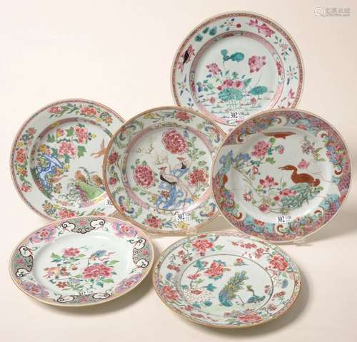 Ensemble de six assiettes en porcelaine polychrome…