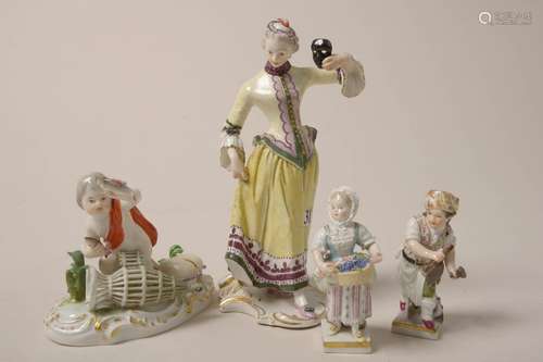 Quatre petits groupes en porcelaine polychrome de …