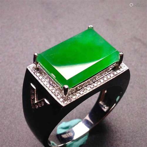 A Chinese Jadeite 19-karat Gold Ring