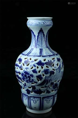 A Chinese Blue and White Porcelain Vase