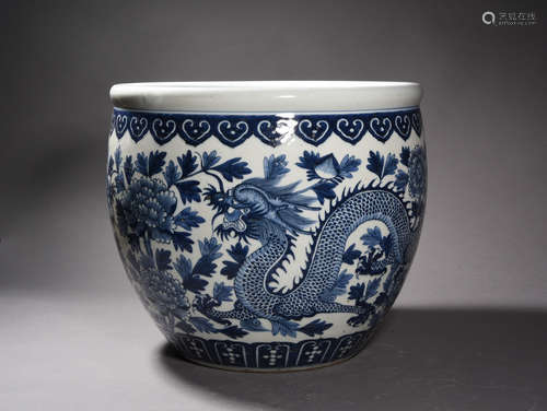 A Chinese Blue and White Porcelain Tank