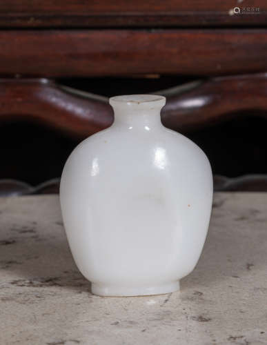 Chinese Antique White Jade like Snuff Bottle