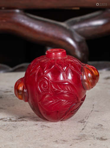 Chinese Antique carved amber like glass Snuff Bottle