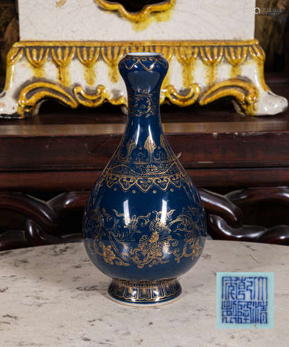 Important Chinese blue glazed vase with gold details