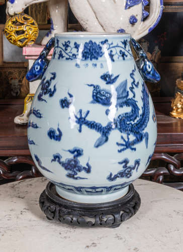 Chinese export b/w Porcelain vase with stand