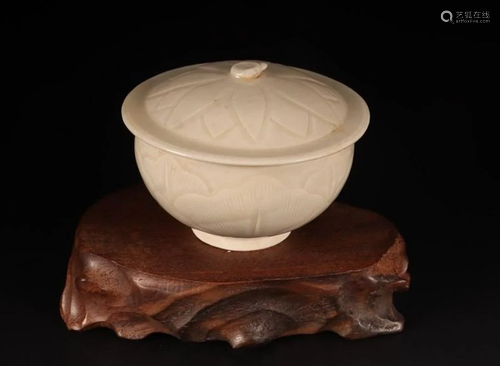 A CHINESE DING-TYPE CARVED â€˜LOTUS-FORMâ€™…