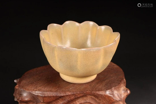 A CHINESE RU-TYPE â€˜LOTUS-FORM' BOWL, SO…