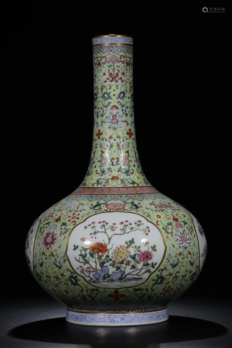 A CHINESE FAMILE ROSE VASE BOTTLE VASE, QIA…