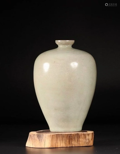 A CHINESE RU WARE VASE, SONG DYNASTY