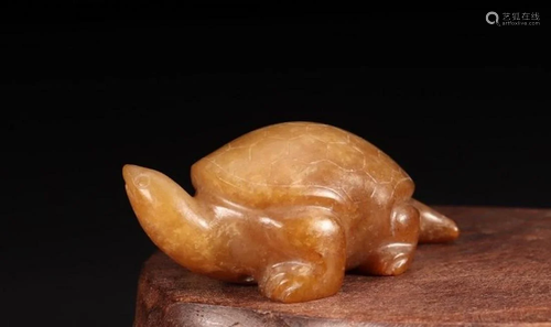 A CHINESE FINE JADE CARVED TURTLE, QING DYNA…