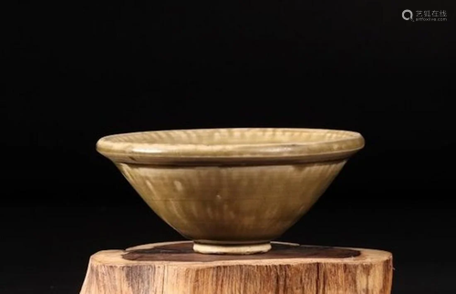 A CHINESE CELADON TEA CUP, SONG DYNASTY