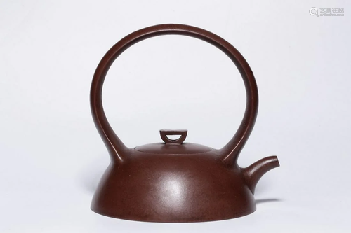 A CHINESE YIXING CLAY TEA POT, LATE QING DY…