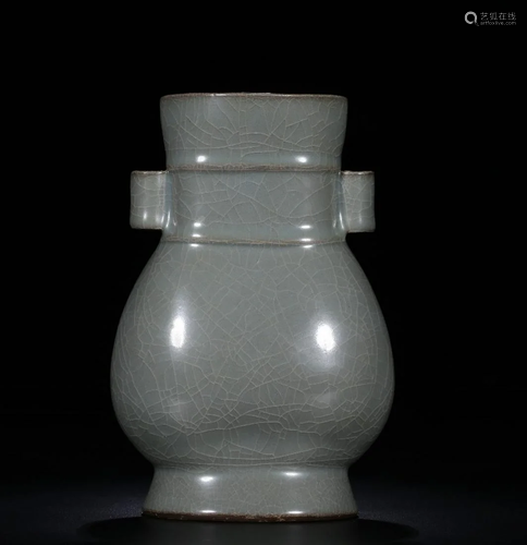 A CHINESE RU-TYPE VASE, QING DYNASTY