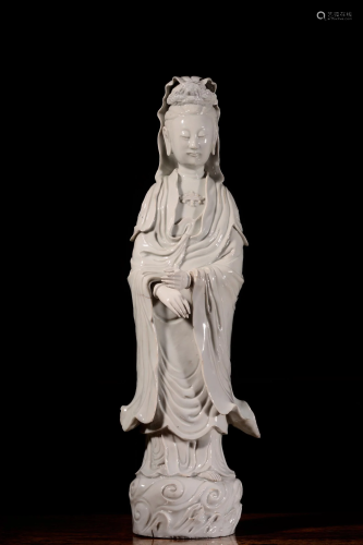 A CHINESE BLANC DE CHINE GUANYIN STATUE,QI…