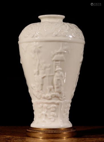 A CHINESE BLANC DE CHINE MEIPING VASE ,QING…