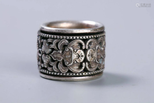A CHINESE SILVER THUMB RING, QING DYNASTY