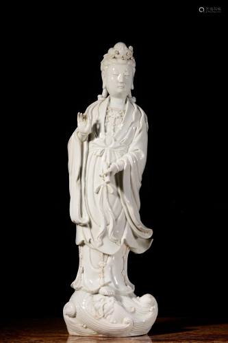 A CHINESE BLANC DE CHINE GUANYIN STATUE, QI…