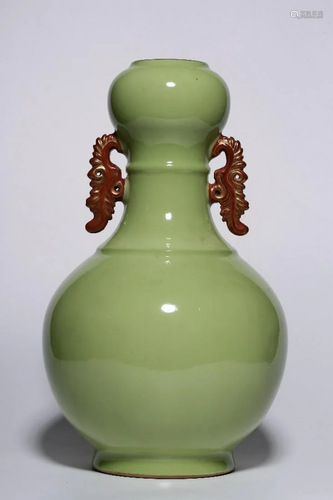 A CHINESE GREEN GLAZED GARLIC-HEAD VASE …