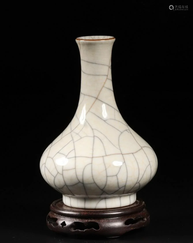 A CHINESE GE-TYPE VASE WITH CHENGHUA MAR…