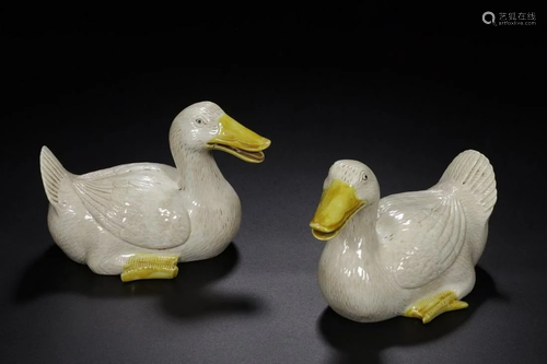 A PAIR OF CHINESE PORCELAIN DUCKS, REPUBLI…