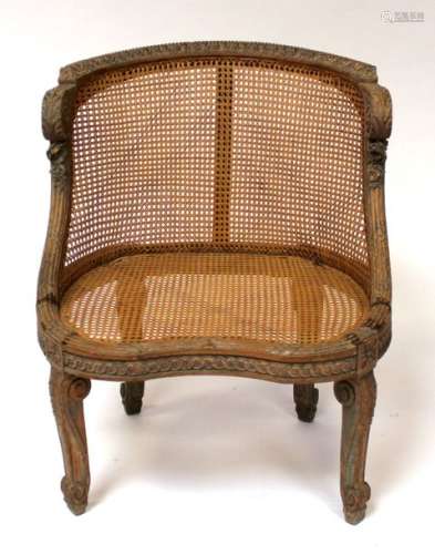 FAUTEUIL en bois sculpté et mouluré, l'assise cann…