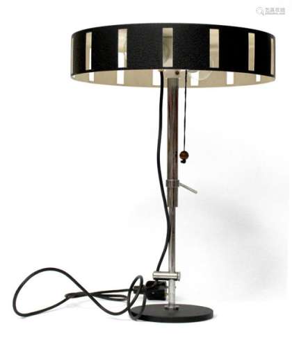 LAMPE de BUREAU en métal chromé et tôle noire, l'a…