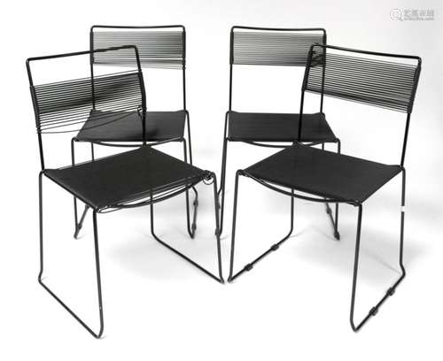 Suite de quatre CHAISES en fils de plastique noir …