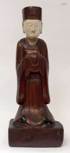 CHINE. SAGE en bois sculpté, laqué rouge. H. 86 cm…